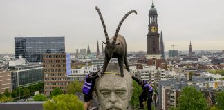 Der Hamburger Architektursommer Industriekletterer befestigen eine Installation auf der höchsten Bismarck-Statue weltweit. Quelle: Ste