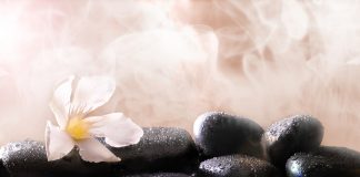 Ratgeber Sauna: Aufgüsse Mit Aufgüssen steigern Sie noch einmal das Schwitzen während eines Saunabesuches. Bildquelle: shutterstock.com