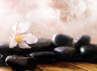 Ratgeber Sauna: Aufgüsse Mit Aufgüssen steigern Sie noch einmal das Schwitzen während eines Saunabesuches. Bildquelle: shutterstock.com