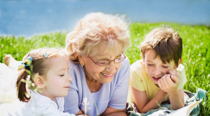 Für Ihr Enkelkind: Ein Geschenk für die Zukunft! Für das Enkelkind soll es nur das Beste sein. Quelle: Shutterstock.com