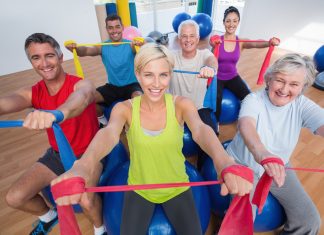 Fit mit dem Thera-Band Das Thera-Band ist vielfältig einsetzbar. Quelle: Shutterstock.com