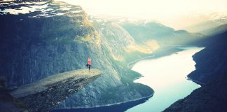 Yoga: Entspannung für Geist und Seele Yoga hilft nicht nur dabei beweglicher, sondern auch gelassener zu werden. Quelle: unsplash – by Julia Caesar