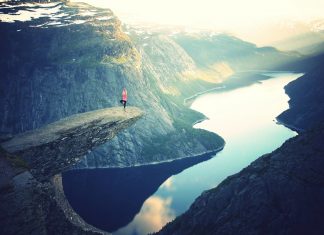 Yoga: Entspannung für Geist und Seele Yoga hilft nicht nur dabei beweglicher, sondern auch gelassener zu werden. Quelle: unsplash – by Julia Caesar