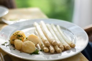 Klassisch mit Kartoffeln oder etwas ausgefallener, Spargel kann vielfältig Zubereitet werden. Quelle: pixabay.de