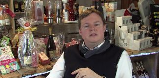 Ein britisch-deutsches Erstlingswerk: Der Pfau Buchtalk: Der Pfau. Quelle: 59plus