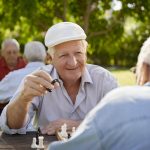 Aktivitäten wie Schach spielen halten uns fit im Kopf und ist perfektes Gehirn Jogging. Quelle: Shutterstock.com