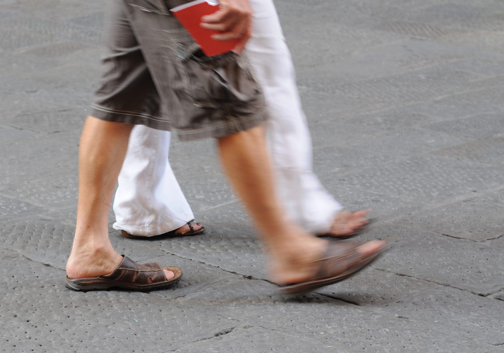 Offene Schuhe im Sommer sind nicht nur was für die Damen. Quelle: Shutterstock.com