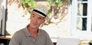 Mehr oder weniger? Der Sommer-Dress-Code für Männer Der Klassiker: das Poloshirt. Quelle: Shutterstock.com