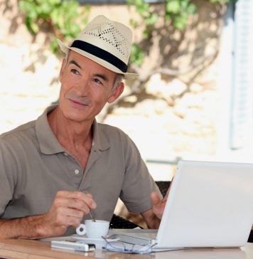 Mehr oder weniger? Der Sommer-Dress-Code für Männer Der Klassiker: das Poloshirt. Quelle: Shutterstock.com