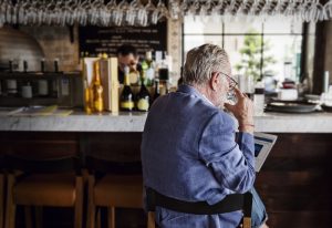 Wie viel ist zu viel? Mit steigendem Alter bekommt der Körper Schwierigkeiten Alkohol abzubauen. Quelle: Shutterstock.com