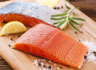 Unsere Rezept-Empfehlung: Lachs in Pistazien-Zitronenbutter Lachs lässt sich vielfältig zubereiten und ist außerdem sehr gesund. Quelle: Orthomol Mental ®