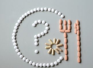 Expertengespräch: Sind Nahrungsergänzungsmittel sinnvoll? Gelenkig zu bleiben, kann sinnvoll durch die Einnahme von ausgesuchten Nahrungsergänzungsmitteln unterstützt werden. Bildquelle: © Shutterstock.com