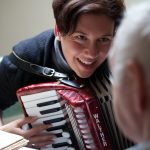 Musik kann der Schlüssel im Zugang zu Menschen mit Demenz sein, muss es aber nicht. Die Musiktherapeutin Simone Plechinger sagt Ihnen worauf es ankommt. Bildquelle: ©Jörg Plechinger