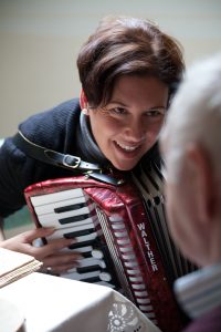 Simone Willig liebt und lebt Musik. Quelle: ©Jörg Plechinger