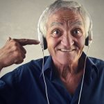 Entspannen Sie doch auch ganz einfach mal mit Musik, auch das ist eine Form von Selbstfürsorge. Bildquelle: © Shutterstock.com