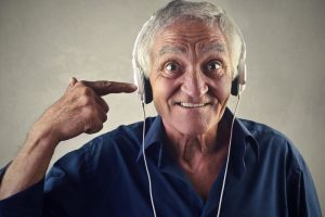 Nutzen Sie die Möglichkeiten der Musik, den Betroffenen, aber auch sich selbst zu entspannen. Bildquelle: Shutterstock.com