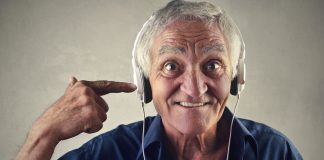 Simone Willig: Musik bewegt Herz und Hirn Entspannen Sie doch auch ganz einfach mal mit Musik, auch das ist eine Form von Selbstfürsorge. Bildquelle: © Shutterstock.com