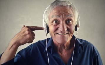 Simone Willig: Musik bewegt Herz und Hirn Entspannen Sie doch auch ganz einfach mal mit Musik, auch das ist eine Form von Selbstfürsorge. Bildquelle: © Shutterstock.com