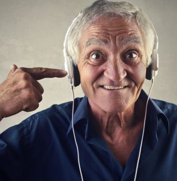 Simone Willig: Musik bewegt Herz und Hirn Entspannen Sie doch auch ganz einfach mal mit Musik, auch das ist eine Form von Selbstfürsorge. Bildquelle: © Shutterstock.com