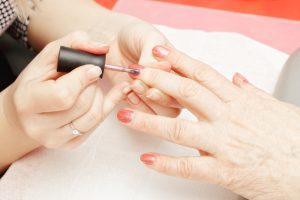 Nagellack schadet den Nägeln? Das stimmt nicht. Quelle: Shutterstock.com