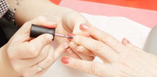 Das 1 x 1 der Maniküre Nagellack schadet den Nägeln? Das stimmt nicht. Quelle: Shutterstock.com