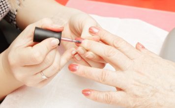 Das 1 x 1 der Maniküre Nagellack schadet den Nägeln? Das stimmt nicht. Quelle: Shutterstock.com