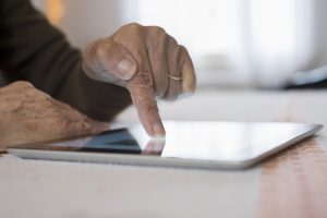 Viele Funktionen wie z. B. das Onlinebanking lassen sich ganz wunderbar am Tablet erledigen. Bildquelle: © Shutterstock.com