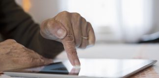 Gehirnjogging mit Smartphone & Co Viele Funktionen wie z. B. das Onlinebanking lassen sich ganz wunderbar am Tablet erledigen. Bildquelle: © Shutterstock.com