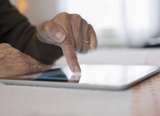 Gehirnjogging mit Smartphone & Co Viele Funktionen wie z. B. das Onlinebanking lassen sich ganz wunderbar am Tablet erledigen. Bildquelle: © Shutterstock.com