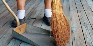 Kehrwoche: Ein Blick auf die schwäbische Reinlichkeit In der Kehrwoche heißt es bei den Schwaben ran an die Besen. Quelle: Shutterstock.com