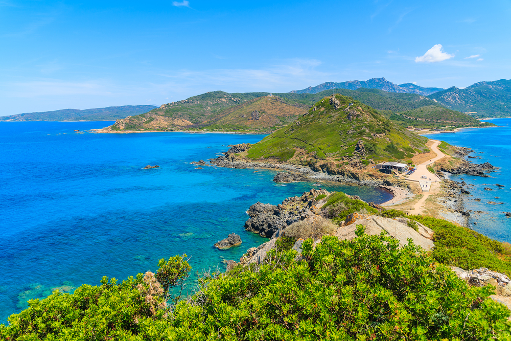 Die Schönheit Korsikas liegt in bizarren Felsformationen vor feinen, weiten Sandstränden und dem immergrünen Buschwald. - Shutterstock.com