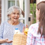 Eine gute Nachbarschaft, die gegenseitig ein Auge auf die Wohnung oder Haus wirft ist die halbe Miete. Bildquelle: © Shutterstock.com