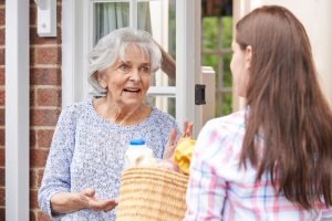 Eine gute Nachbarschaft, die gegenseitig ein Auge auf die Wohnung oder Haus wirft ist die halbe Miete. Bildquelle: © Shutterstock.com