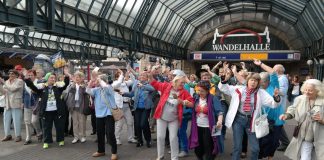 Morgen ist es soweit: Senioren-Flashmob 2016! Wie schon hier in Hamburg, wird morgen auch der erste Senioren-Flashmob in Düsseldorf stattfinden. Bildquelle: wegeausdereinsamkeit.de