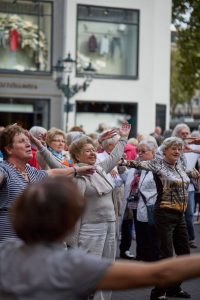 Beim Seniorenflashmob wurde getanzt bis die Polizei kommt. Quelle: Bine Bellmann