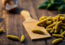 Rezept: Sizilianische Fenchelnudeln mit Sardinen Mit den sizilianischen Fenchelnudeln zaubern wir uns ein Stück Italien auf den Tisch. Bildquelle: © Jonathan Pielmayer / Unsplash.com