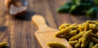 Rezept: Sizilianische Fenchelnudeln mit Sardinen Mit den sizilianischen Fenchelnudeln zaubern wir uns ein Stück Italien auf den Tisch. Bildquelle: © Jonathan Pielmayer / Unsplash.com