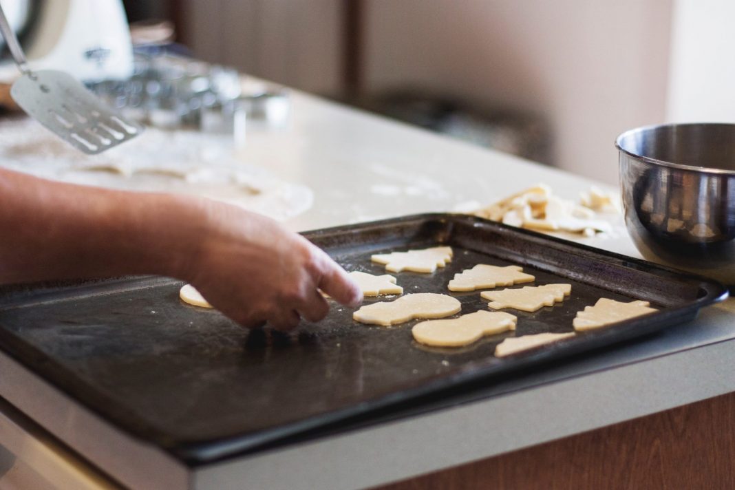 Was gibt es schöneres als in der Vorweihnachtszeit selbstgebackene plätzchen zu essen oder soagr geschenkt zu bekommen. Bildquelle: © Kari Shea / Unsplash.com