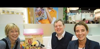 Frankfurter Buchmesse: Gina Mayer und der “Magische Blumenladen” Gina Mayer im Gespräch mit Mike Altwicker auf der Frankfurter Buchmesse. Quelle: 59plus/Mattin Ott