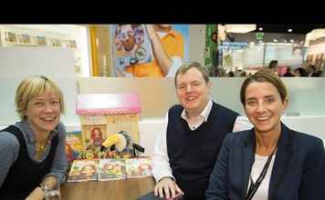 Frankfurter Buchmesse: Gina Mayer und der “Magische Blumenladen” Gina Mayer im Gespräch mit Mike Altwicker auf der Frankfurter Buchmesse. Quelle: 59plus/Mattin Ott