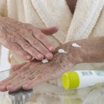 Vor allem die Hände sind oft besonders beansprucht und freuen sich über eine ganz besondere Pflege. Bildquelle: © Shutterstock.com