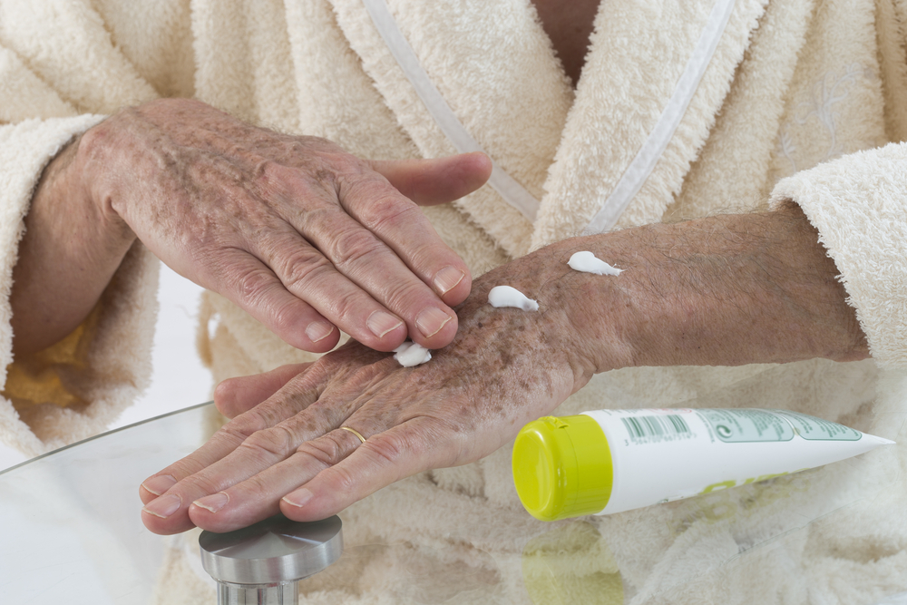 Damit reife Haut nicht austrocknet sollte nach der Reinigung unbedingt eingecremt werden. Quelle: shutterstock.com