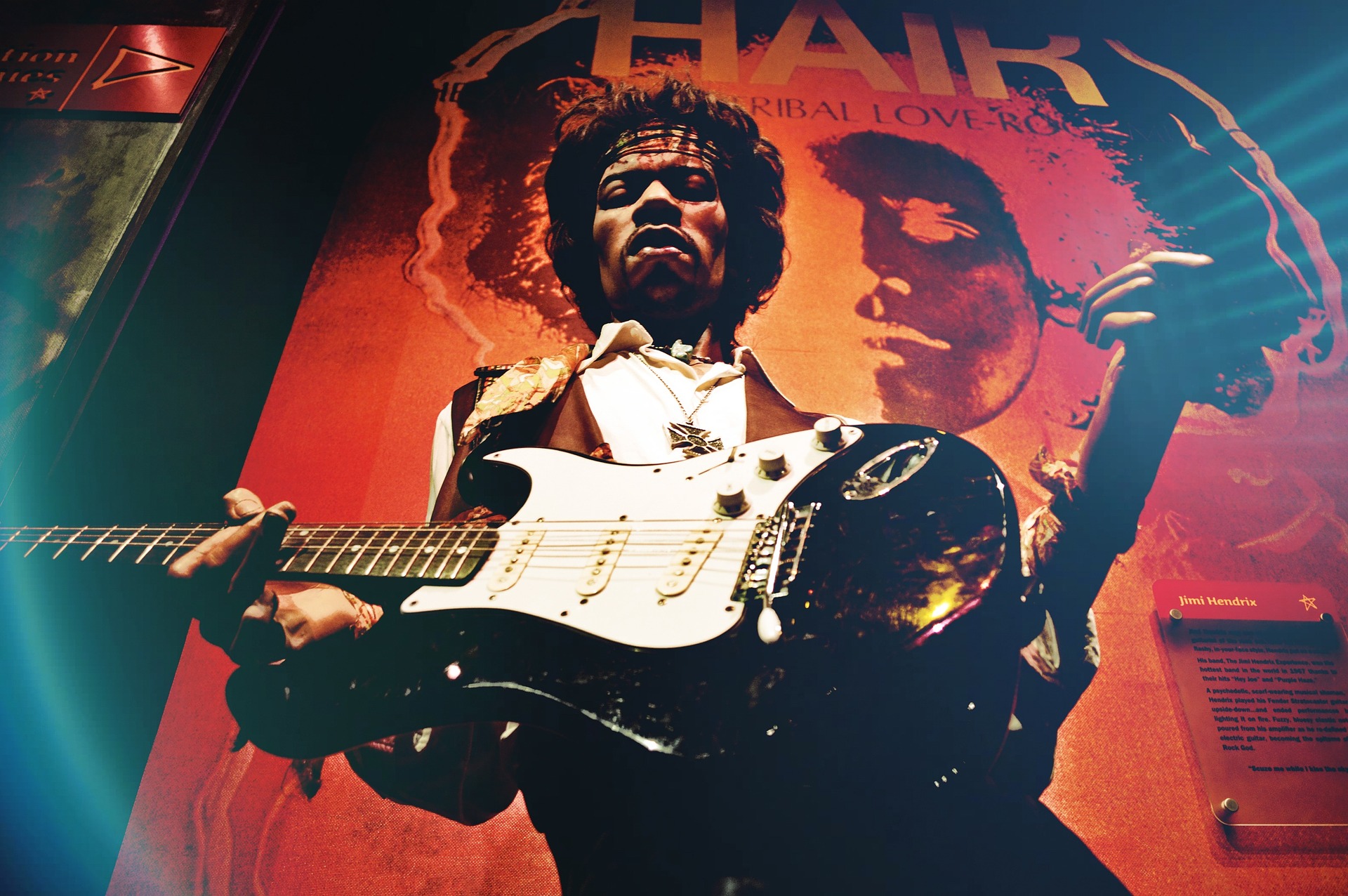 Viele Mythen ranken sich um den frühen Tod der Musiklegende Jimi Hendrix. Quelle: pixabay.de