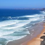 An der Algarve findet man schroffe Steilküsten und sanfte Sandstrände zugleich. – Pixabay.de
