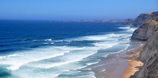 Reiseziel Portugal – Urlaub an der sonnigen Algarve An der Algarve findet man schroffe Steilküsten und sanfte Sandstrände zugleich. - Pixabay.de