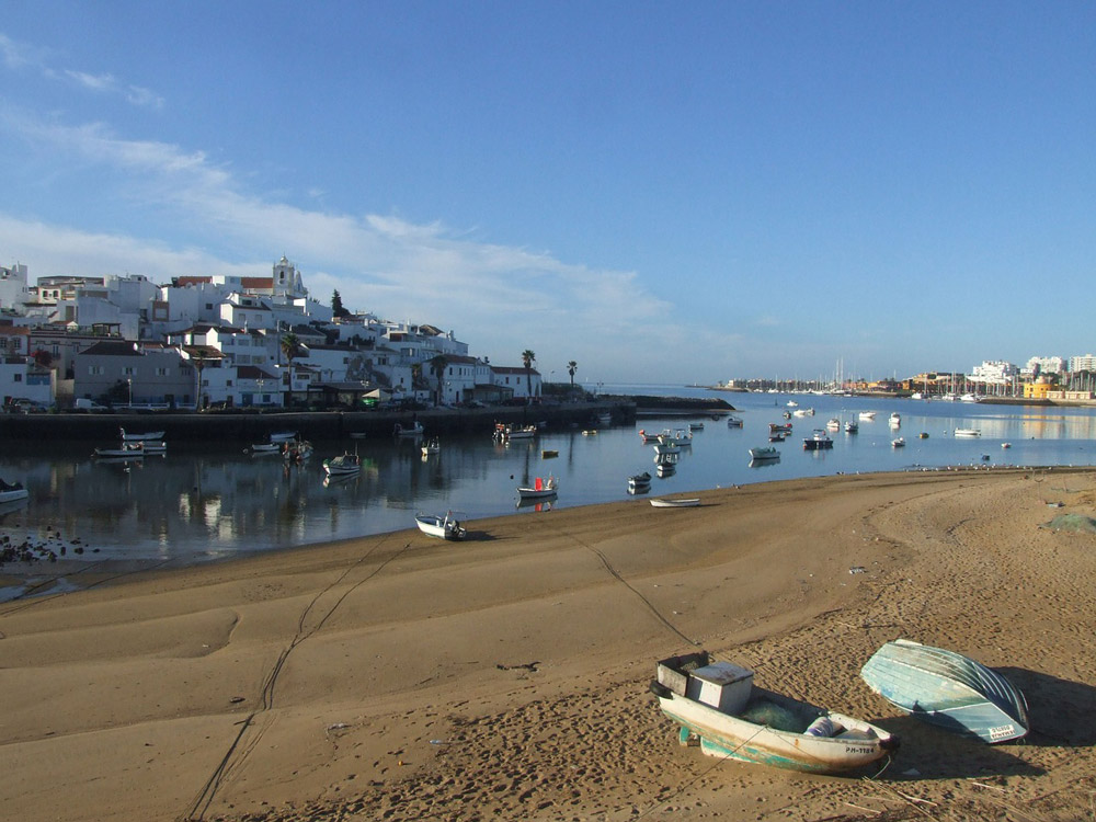 An der Algarve findet man schroffe Steilküsten und sanfte Sandstrände zugleich. - Pixabay.de