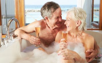 Ab in die Wanne! Entspannen Sie im Schaumbad. Eingeschränkte Mobilität bedeutet Dank unterschiedlichster Alltagshelfer nicht, auf schöne Momente verzichten zu müssen. Bildquelle: Shutterstock.com