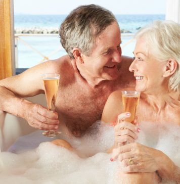 Ab in die Wanne! Entspannen Sie im Schaumbad. Eingeschränkte Mobilität bedeutet Dank unterschiedlichster Alltagshelfer nicht, auf schöne Momente verzichten zu müssen. Bildquelle: Shutterstock.com