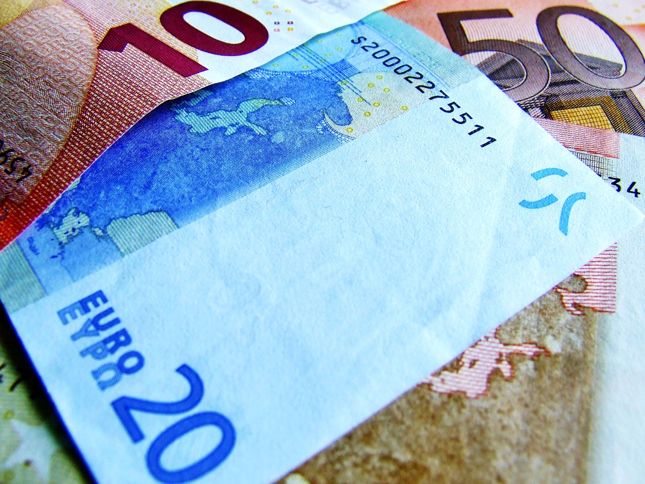 Ein Girokonto von dem man auch im Ausland kostenfrei Geld abholen kann, spart unnötige Kosten. Bildquelle: Pixabay.de