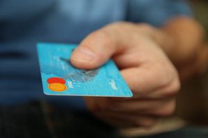 Kreditkarten lösen schon an vielen Stellen das Bargeld ab. Quelle: Pixabay.com